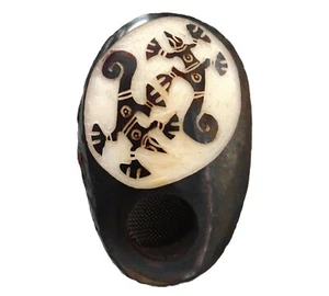 Mini pipa para fumar doble geckos tagua tazón de nuez hecha a mano arte de lagarto tribal natural - Imagen 1 de 4