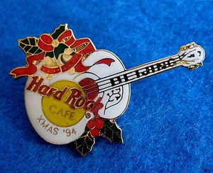 GUITARRA BLANCA NAVIDAD BEIJING CAMPANAS DORADAS HOJAS DE ACEBO 1994 Hard Rock Café PIN - Imagen 1 de 1