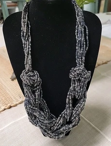 Hermoso collar multihiebra vintage negro y gris metalizado con cuentas semilla - Imagen 1 de 4