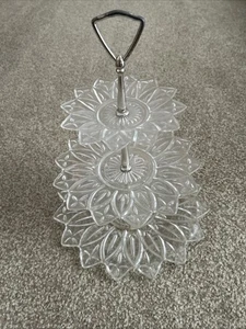Bandeja para servir platos transparentes de 3 niveles con patrón de pétalos de vidrio federal mango de colección - Imagen 1 de 6