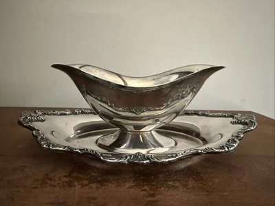 Barco con salsa Waverly de Wallace con placa adjunta Foto 1 de 3