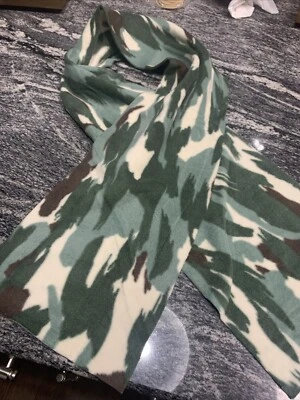 Acogedora bufanda de camuflaje polar verde y marrón nueva cálida regalable hecha a mano 58”x9” Foto 1 de 4
