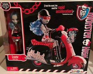 2011 Monster High GHOULIA YELPS Doll w/ Scooter, Helmet, Owl ToysRus EXCL NEW - Picture 1 of 4