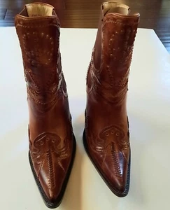 BOTAS CHARLIE 1 CABALLO TACHONADAS WESTERN DEMI CUERO TACONES PUNTA PUNTIAGUDA US6BEUR36.5 - Imagen 1 de 11