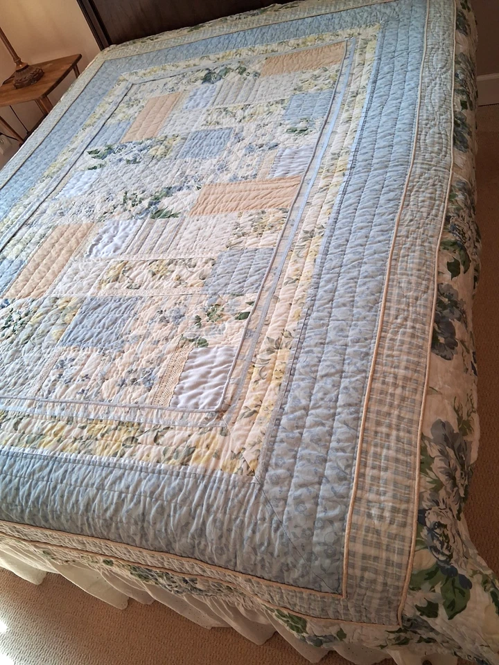 BRITANNICA Home Fashions Azul Amarillo ROSAS Festoneado COLCHA COMPLETA Y PAR DE VERGÜENZAS Foto 1 de 4