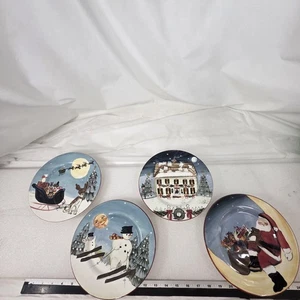 David Carter Brown Holiday Weihnachtsteller 4er Set Santa Schneemann Haus Schlitten - Bild 1 von 10