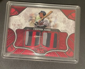 CHIPPER JONES 2025 TIER ONE RELICS RED FOIL DUAL THREE COLOR PATCH #T1R-CJ 09/10 - Bild 1 von 2