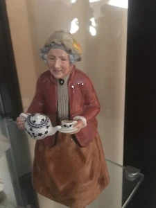 Vintage Royal Doulton Teatime HN2255 Porcelain Figurine - Picture 1 of 11