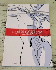 NUEVO Libro de bolsillo comercial The Umbrella Academy: Apocalypse Suite de Gerard Way (2008) - Imagen 1 de 2
