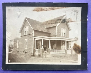 Fotografía c. 1910 Western Illinois marco de 2 pisos casa 2 hombres en porche envolvente - Imagen 1 de 6