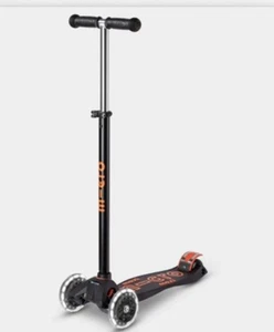 Maxi Micro Deluxe LED Scooter Black - Picture 1 of 8