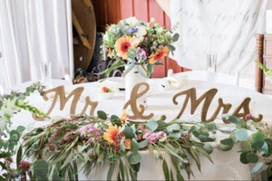 Mr & Mrs Laser geschnittenes Holz Wort Schild Hochzeit Verlobung Brautdeko - Bild 1 von 4