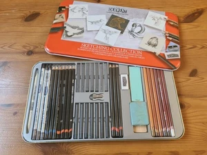 Derwent, Collezione Sketching, x 38 materiali da disegno misti, latta metallo, NUOVO - Foto 1 di 3