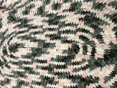 Tapete feito à mão, formato oval de pelúcia, crochê, malha rosa cinza branco bw1 - Imagem 1 de 4