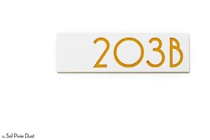 Etichetta Numeri Porta Appartamento Moderna, Acrilico Bianco con Supporto Acrilico Giallo - Foto 1 di 13