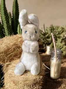 Conejo de ojos azules brillantes de 11" - Imagen 1 de 6