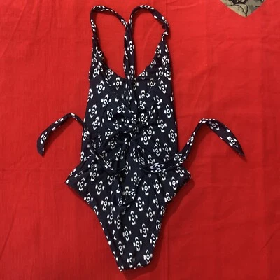 Traje de baño de una pieza con cordones y espalda estampado negro y beige Tori Prayer Foto 1 de 4