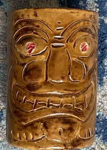 HÄNDLER VIC'S HAWAII TIKI MUG TASSE BRAUN GELB GLASUR VINTAGE STUDIO KUNSTKERAMIK - Bild 1 von 8