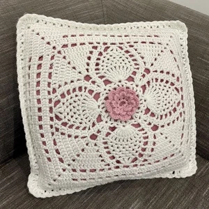 Hand Knit Granny Floral Square Accent Pillow Cushion 14” x 14” - Bild 1 von 5