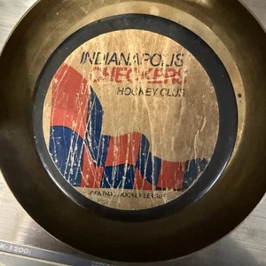 Disco de hockey a damas Indianápolis Racers de colección de los años 70 hecho oficial en checo - Imagen 1 de 5