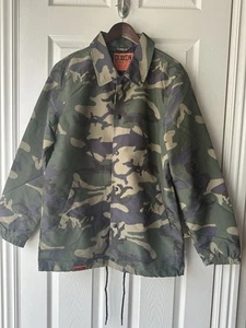 Chaqueta cortavientos Dixxon Woodland camuflada para hombre - Imagen 1 de 8