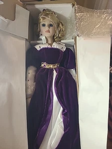 HERITAGE SIGNATURE COLLECTION PORZELLANPUPPE Princess Grace In Lila - Bild 1 von 7