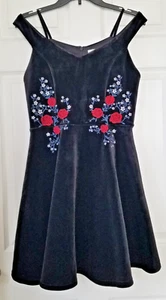 FRANCESCA'S Kyleigh schwarzes Samtkleid bestickt rote Rosen launisch Goth Gr. M - Bild 1 von 11