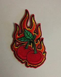 Parche bordado de cerezas en llamas para hierro - Imagen 1 de 2