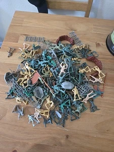 Lot of 150+ Plastic Mini Army Men Toys Green And Tan True Heroes Toys R Us - Picture 1 of 11