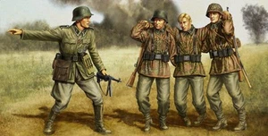 Hobby Boss 1/35 KURSK BAILOUT FROM THE POCKET Plastic Military Figure Kit 84417 - Picture 1 of 3