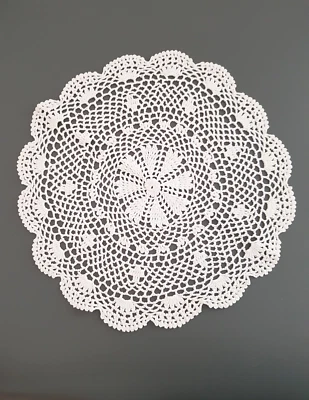 Häkeldecke rund 35 cm Handarbeit weiß Häkeldeckchen Tischdecke Dekoration - Bild 1 von 4