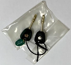 JAGUAR Automotive Keys, one green valet key and one black key, Untested - Foto 1 di 6