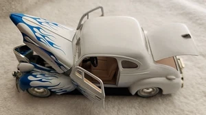 Coche diecast 1/24 - Raro Chevrolet 1939 cupé blanco con llamas azules - sin caja original - Imagen 1 de 12