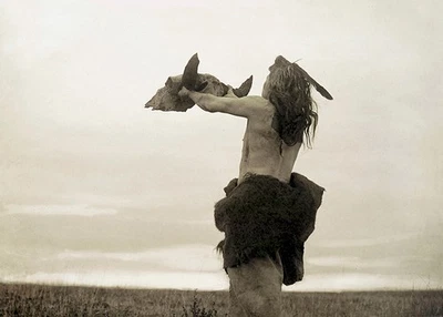 Mandan Man Offering the Buffalo Skull--del original Edward S. Curtis, c1908 Foto 1 de 4