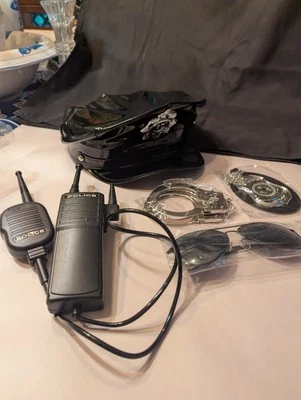 Kit de accesorios de disfraz de policía sombrero brillante, esposas, gafas de sol, insignia,... Foto 1 de 4