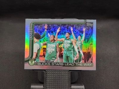 Tarjeta del equipo Milwaukee Bucks HOLO FOIL 2025-26 Topps Baloncesto “Fear The Deer” Foto 1 de 3