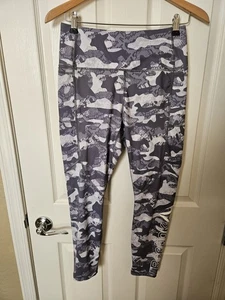 Leggings para mujer Reebok gris camuflaje bolsillos laterales entrepierna 25", medianos - Imagen 1 de 9