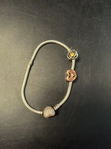 Auténtico Brazalete Pandora Plata, Cierre Corazón Pavimentado con 2 Colgantes de Bonificación - Imagen 1 de 8