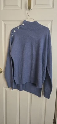 Top suéter Peace Love World para mujer talla M cuello alto con botones de estrella azul  Foto 1 de 4