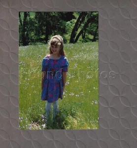 Mädchen posierte im Blumenfeld gefunden Original Farbfoto F-358 - Bild 1 von 1