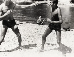 Vintage Foto Jungs Zuneigung junger Mann Ausbuchtung Strand seltsam Spaß Kampf Gay Int +8497 - Bild 1 von 2