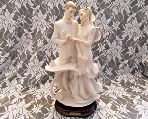 GIUSEPPE ARMANI "HAPPY FOR EVER" CAPODIMONTE PORCELAIN FIGURINE - Picture 1 of 15