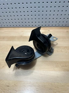 04-10 BMW E60 525xi Horn High Low Tone Note Pitch 61336935987 61336935988 OEM - Bild 1 von 3