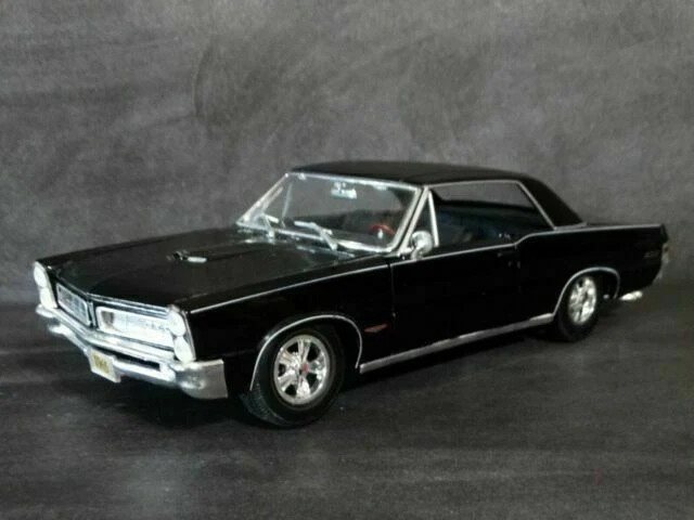 Maisto 31885 Maisto 1:18 Scale 1965 Pontiac GTO Hurst Edition Diecast Vehicle - Black
