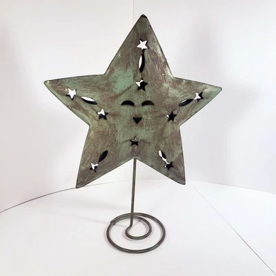 Candelabro de luz de té con recortes de estrellas de metal con detalles de oro cepillado verde Foto 1 de 4