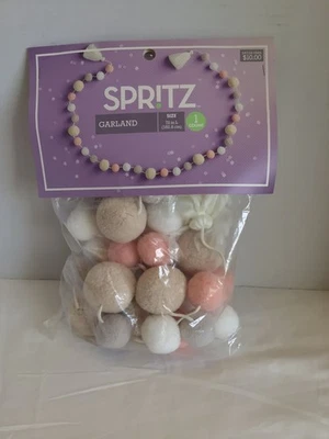 Guirnalda de pompones marca Target rosa suave, beige, gris, blanco - Spritz nueva - Imagen 1 de 3