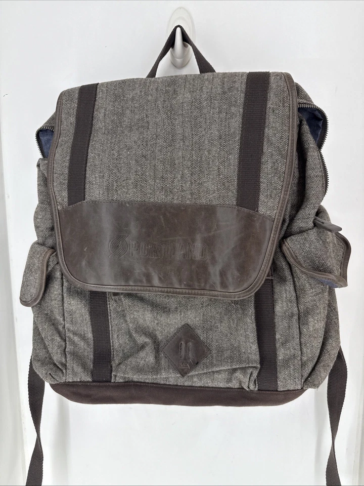 Mochila para computadora Cutter & Buck Pacific 17” de colección - Edición “Portland” en relieve Foto 1 de 3