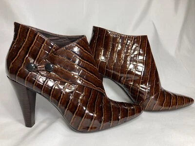 Via Spiga Botas Cortas Mujer Talla 7M Cuero Marrón Estampado Caimán Tacón 3.75” Foto 1 de 4