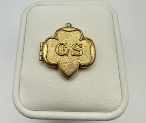 Ciondolo vintage anni 50 GIRL SCOUT MEDAGLIONE tono oro GS vendita immobiliare HTF raro - Foto 1 di 8