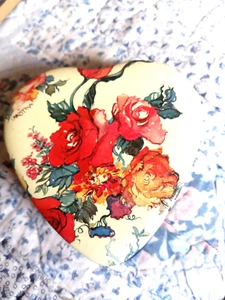 Metallbehälter in Herzform mit floralem Motiv und duftender Seife in Herzform 1988  - Bild 1 von 10